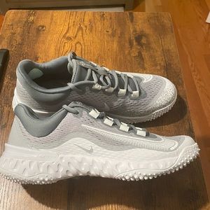 Nike Women's Alpha Huarache Elite 4 Turf Softball Shoes